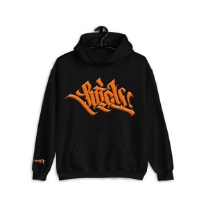 Sudadera negra oversize con graffiti naranja impresion efecto terciopelado y logo marca Valkiria Streetwear en el puño